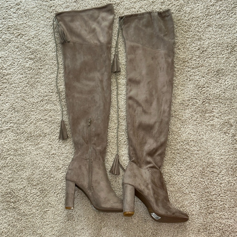 NWT - brown suede boots